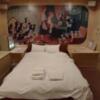 ホテル Be・zen(ビ・ゼン)(大阪市/ラブホテル)の写真『405号室。ベッドの広さは十分。壁に101匹わんちゃん』by 航平
