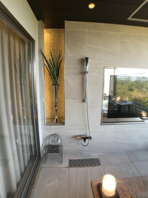 HOTEL Dior7(ディオールセブン)(浜松市/ラブホテル)の写真『401号室　露天風呂シャワー(右の光っている所はTV)』by ま〜も〜る〜