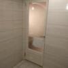 HOTEL ZERO(横浜市港北区/ラブホテル)の写真『701号室（浴室奥から入口方向）』by 格付屋