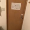 レンタルルーム ROOMS(新宿区/ラブホテル)の写真『2号室　部屋扉　内側』by 東京都