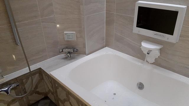 マナ・ハウス(蕨市/ラブホテル)の写真『308号室浴室。バスタブは広い。ジェットはあるが、バブルバスにするにはシャンプーを垂らすなどが必要』by 春風拳