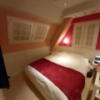 HOTEL ZERO MARUYAMA(渋谷区/ラブホテル)の写真『501号室のベッド 天井が下がっている。』by angler