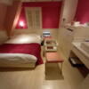 HOTEL ZERO MARUYAMA(渋谷区/ラブホテル)の写真『501号室のくつぬぎからの室内全景』by angler