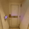 HOTEL ZERO MARUYAMA(渋谷区/ラブホテル)の写真『501号室のドア あらかじめ開いている。』by angler