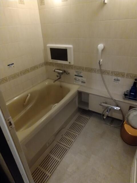 HOTEL STATION スクエア(台東区/ラブホテル)の写真『305号室 浴室 標準サイズで部屋の形とレイアウトもシンプル。快適に使用できます。』by きょうけん