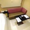HOTEL STATION スクエア(台東区/ラブホテル)の写真『305号室 ベッド横ソファ。綺麗ですがどこかカラオケボックス感があります。』by きょうけん