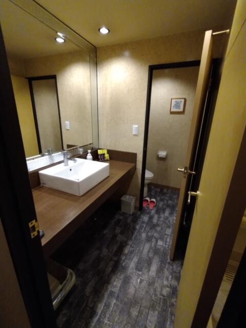 HOTEL STATION スクエア(台東区/ラブホテル)の写真『305号室 洗面所。結構横に広くて、二人並べます。少し改装したのか、シンクは新しいタイプになっております、』by きょうけん