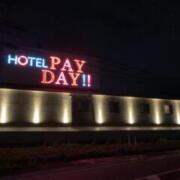 ホテル PAYDAY（ペイデイ）(久御山町/ラブホテル)の写真『夜の外観』by まさおJリーグカレーよ