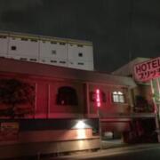 HOTEL  Bredge(久御山町/ラブホテル)の写真『夜の外観』by まさおJリーグカレーよ