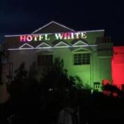 ホテル ホワイト(湯梨浜町/ラブホテル)の写真『夜の外観』by まさおJリーグカレーよ
