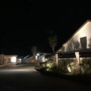 ホテルバリアンリゾート(山陽小野田市/ラブホテル)の写真『夜の外観』by まさおJリーグカレーよ