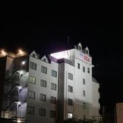 ホテルUSA(山口市/ラブホテル)の写真『夜の外観』by まさおJリーグカレーよ