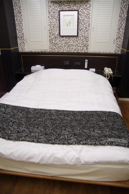 ホテル シック(台東区/ラブホテル)の写真『505号室　ベッド』by マーケンワン