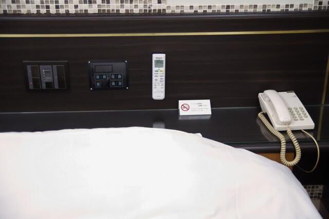 ホテル シック(台東区/ラブホテル)の写真『505号室　枕元の設備』by マーケンワン