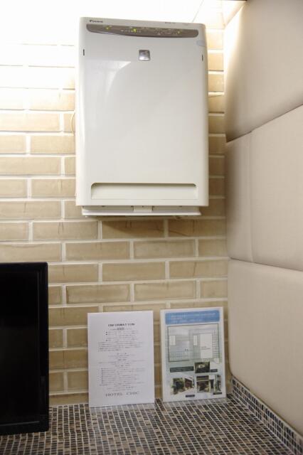 ホテル シック(台東区/ラブホテル)の写真『505号室　空気清浄機と立て札型のインフォメーション』by マーケンワン