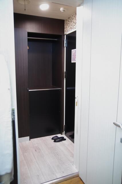 ホテル シック(台東区/ラブホテル)の写真『505号室　玄関スペース』by マーケンワン