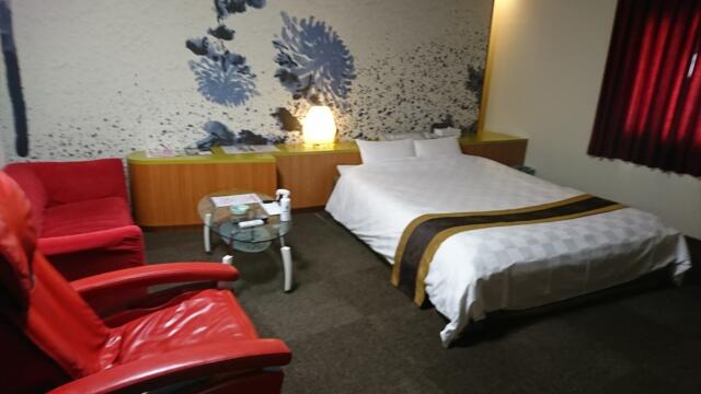 ホテル21(佐世保市/ラブホテル)の写真『302号室、入口から見たところ。中央にベッド、左側にチェアとマッサージ装置』by 猫饅頭
