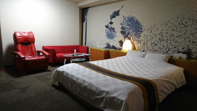 ホテル21(佐世保市/ラブホテル)の写真『302号室内部、ベッド、チェア、マッサージ装置』by 猫饅頭