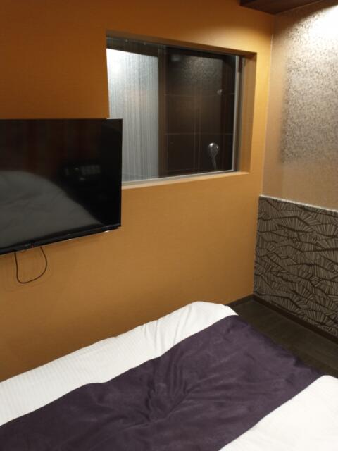 HOTEL ENJU 別邸万華(台東区/ラブホテル)の写真『204号室ベッド2』by よしわランド