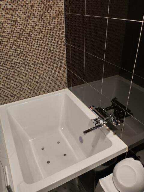 HOTEL ENJU 別邸万華(台東区/ラブホテル)の写真『204号室浴槽』by よしわランド
