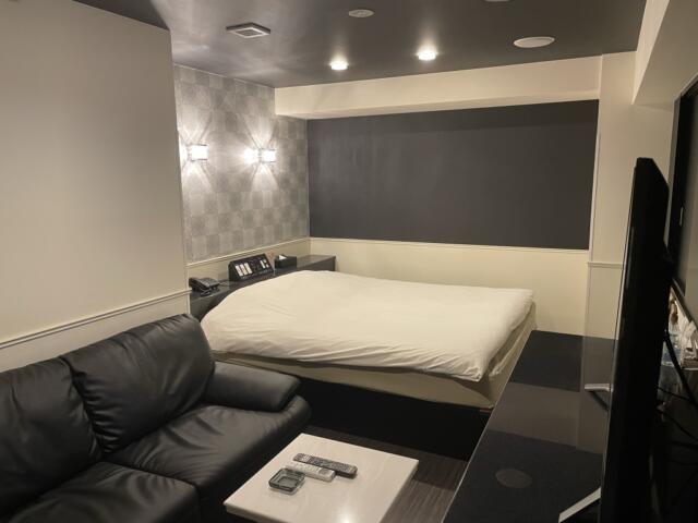 HOTEL 31（サーティワン)(船橋市/ラブホテル)の写真『301号室　応接セットから全体』by Infield fly