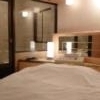 アランド吉祥寺(武蔵野市/ラブホテル)の写真『吉祥寺のホテルアランド110室のベッドです。広めのベッドに浴室とはガラス張りの壁になっています。』by マックさん