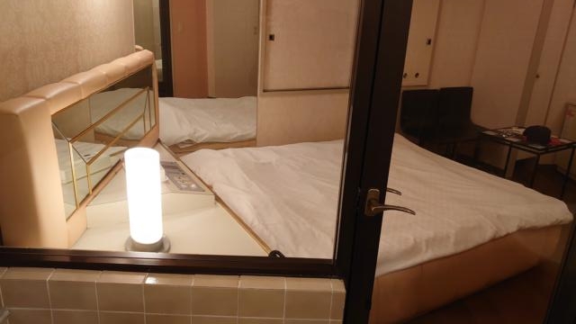 アランド吉祥寺(武蔵野市/ラブホテル)の写真『吉祥寺のホテルアランド110室です。浴室側からみた景観。お部屋がガラス越しに見渡せます。』by マックさん