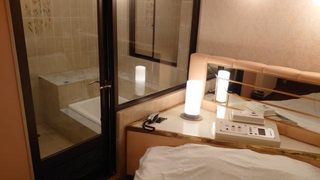 アランド吉祥寺(武蔵野市/ラブホテル)の写真『吉祥寺のホテルアランド110室のベッドの枕元。』by マックさん