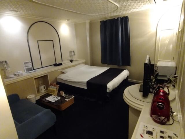 HOTEL STAY YOKOHAMA(横浜市中区/ラブホテル)の写真『301号室 別角度から。ベッドも清潔感があります。照明も普通であまりラブホ感はありません。』by きょうけん