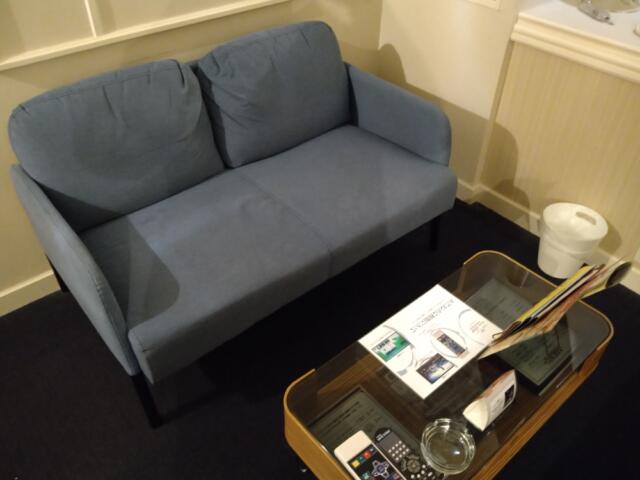 HOTEL STAY YOKOHAMA(横浜市中区/ラブホテル)の写真『301号室 ベッド横のソファとテーブル。別角度から。』by きょうけん