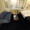 HOTEL STAY YOKOHAMA(横浜市中区/ラブホテル)の写真『301号室 ベッド横のソファとテーブル。スペースに余裕があり、ゆったりとくつろげます。』by きょうけん