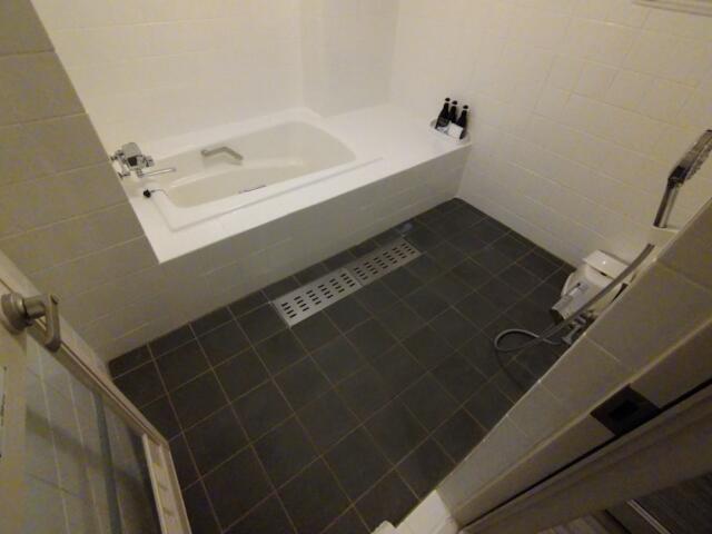 HOTEL STAY YOKOHAMA(横浜市中区/ラブホテル)の写真『301号室 浴室。広角キツめで撮影。浴槽は小さいですが、部屋自体はかなり広いです。清掃面は完璧でしょう。』by きょうけん