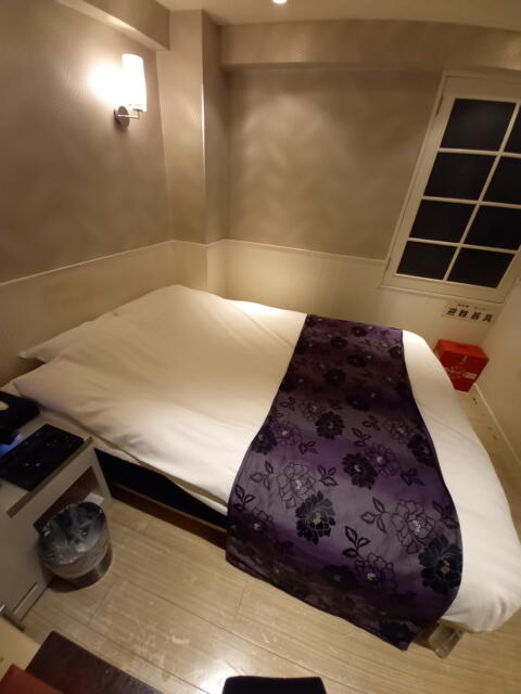HOTEL ZERO MARUYAMA(渋谷区/ラブホテル)の写真『502号室のベッド』by angler