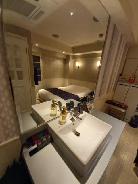 HOTEL ZERO MARUYAMA(渋谷区/ラブホテル)の写真『502号室の洗面台鏡 大きい』by angler