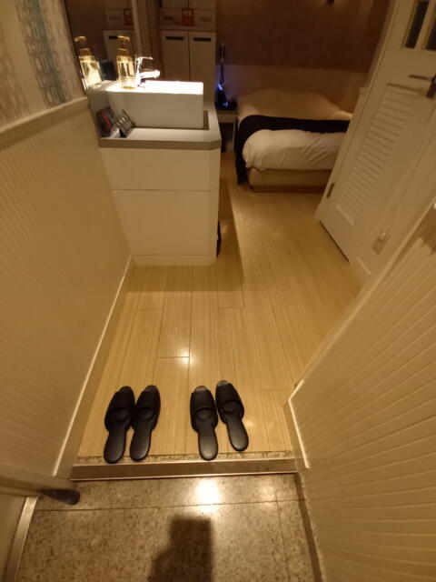 HOTEL ZERO MARUYAMA(渋谷区/ラブホテル)の写真『502号室のくつぬぎ』by angler