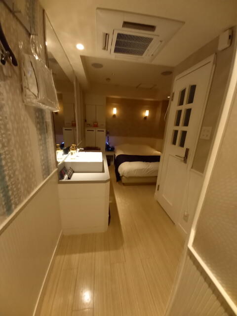 HOTEL ZERO MARUYAMA(渋谷区/ラブホテル)の写真『502号室のくつぬぎからの室内』by angler