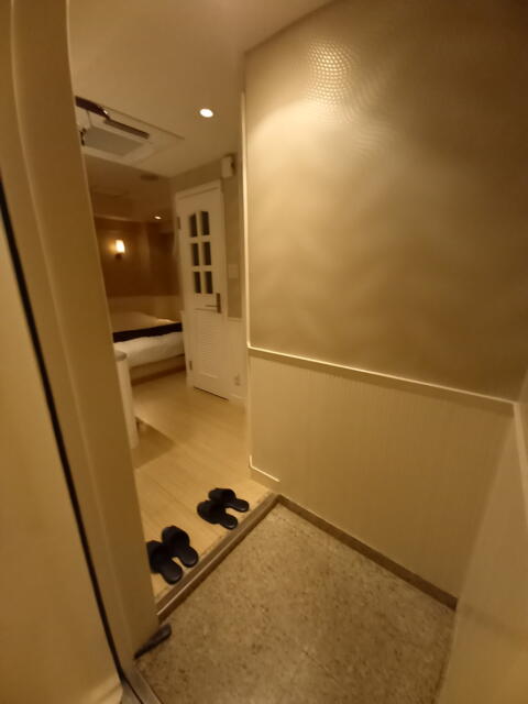 HOTEL ZERO MARUYAMA(渋谷区/ラブホテル)の写真『502号室のくつぬぎ2』by angler