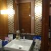 HOTEL P-DOOR（ホテルピードア）(台東区/ラブホテル)の写真『107号室 洗面所。鏡に映っているのは向かいのトイレのドア。』by なめろう