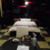 le MOCA（ルモカ）(久留米市/ラブホテル)の写真『le MOCA206号室のベッド、奥側のチェアからみたところ』by 猫饅頭