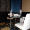 le MOCA（ルモカ）(久留米市/ラブホテル)の写真『le MOCA206号室、丸テーブルと２つのチェア』by 猫饅頭