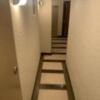 HOTEL EXE（エグゼ）(台東区/ラブホテル)の写真『2階　※202号室へ、通路はかなり狭め』by 鶯谷人