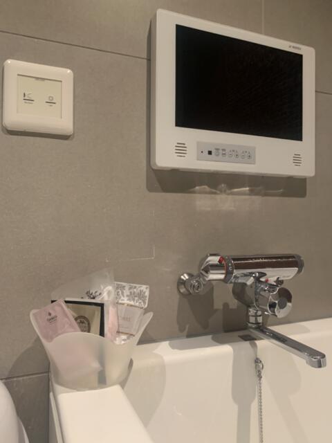 HOTEL EXE（エグゼ）(台東区/ラブホテル)の写真『202号室　浴室（浴室テレビ，アメニティ）』by 鶯谷人