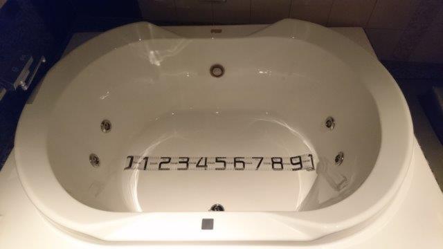 ホテル PASHA(パシャ)(新宿区/ラブホテル)の写真『503号室（浴槽幅100㎝（ペットボトル5本分）ジェットバス）』by 格付屋
