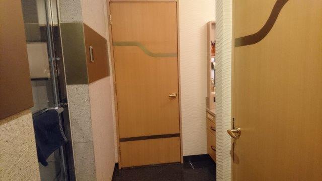 ホテル PASHA(パシャ)(新宿区/ラブホテル)の写真『503号室（内扉から正面が部屋への扉。左手浴室、右手前トイレで奥が洗面）』by 格付屋