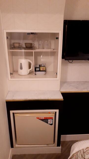 HOTEL R&N（レストアンドネスト）(蕨市/ラブホテル)の写真『308号室茶器と販売用冷蔵庫。持込み用はないので注意』by 春風拳