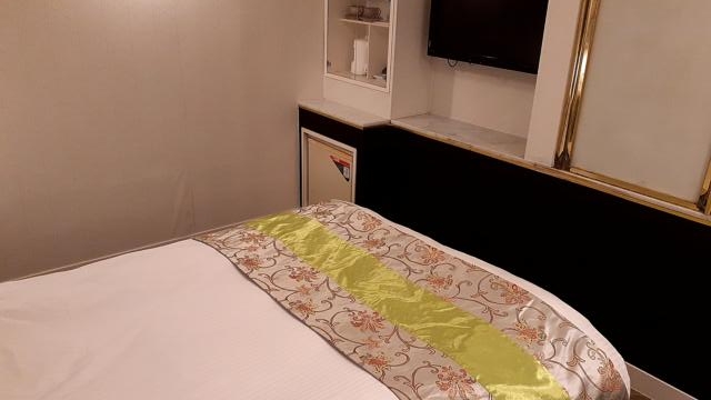 HOTEL R&N（レストアンドネスト）(蕨市/ラブホテル)の写真『308号室　テーブルからTVの方を臨む』by 春風拳