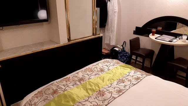 HOTEL R&N（レストアンドネスト）(蕨市/ラブホテル)の写真『308号室　ベッドからテーブル側を臨む』by 春風拳