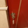 ペリカン(渋谷区/ラブホテル)の写真『205号室 ドア ドアノブに鍵を挿すタイプ』by angler