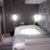 HOTEL KARUTA 赤坂(港区/ラブホテル)の写真『405号室　ベッド』by マーケンワン