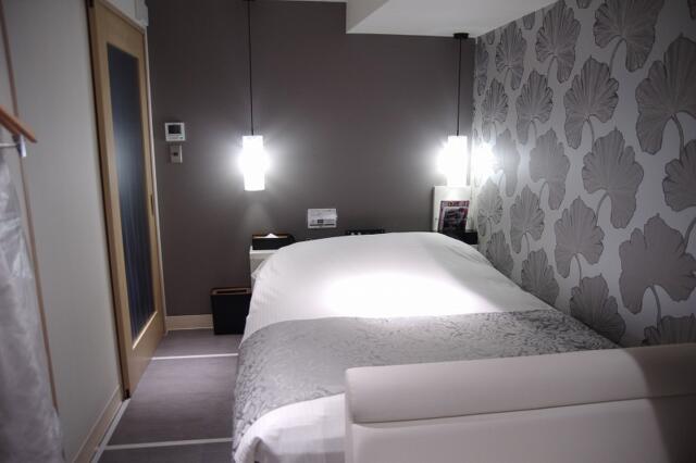 HOTEL KARUTA 赤坂(港区/ラブホテル)の写真『405号室　ベッド』by マーケンワン